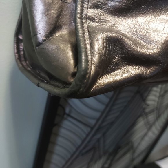 Elegant Black Leather Handbag - Picture 11 of 15